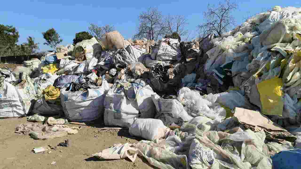MIX PLASTIC SCRAP Plastic Waste Mix Material Bag Film Grade RAFFIA Mix Scrap tarapur gujarat india Plastic4trade