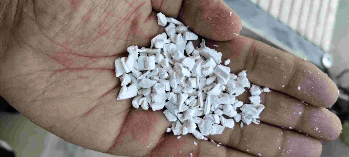 PBT WHITE GRINDING PBT Grinding Injection Molding delhi delhi india Plastic4trade